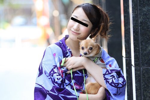 082423 01 - Người đẹp mặc yukata dắt chó đi dạo