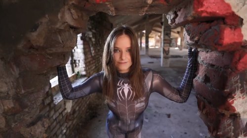 Yuryevij Anh chàng nhiếp ảnh gia may mắn và cô nàng spider girl ướt át